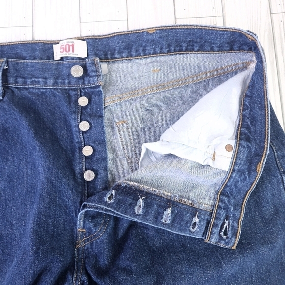 Levi's 501 Distressed Denim Cut Off Red Tab Jean Shorts in Stark Blue Size 40 - Picture 6 of 13